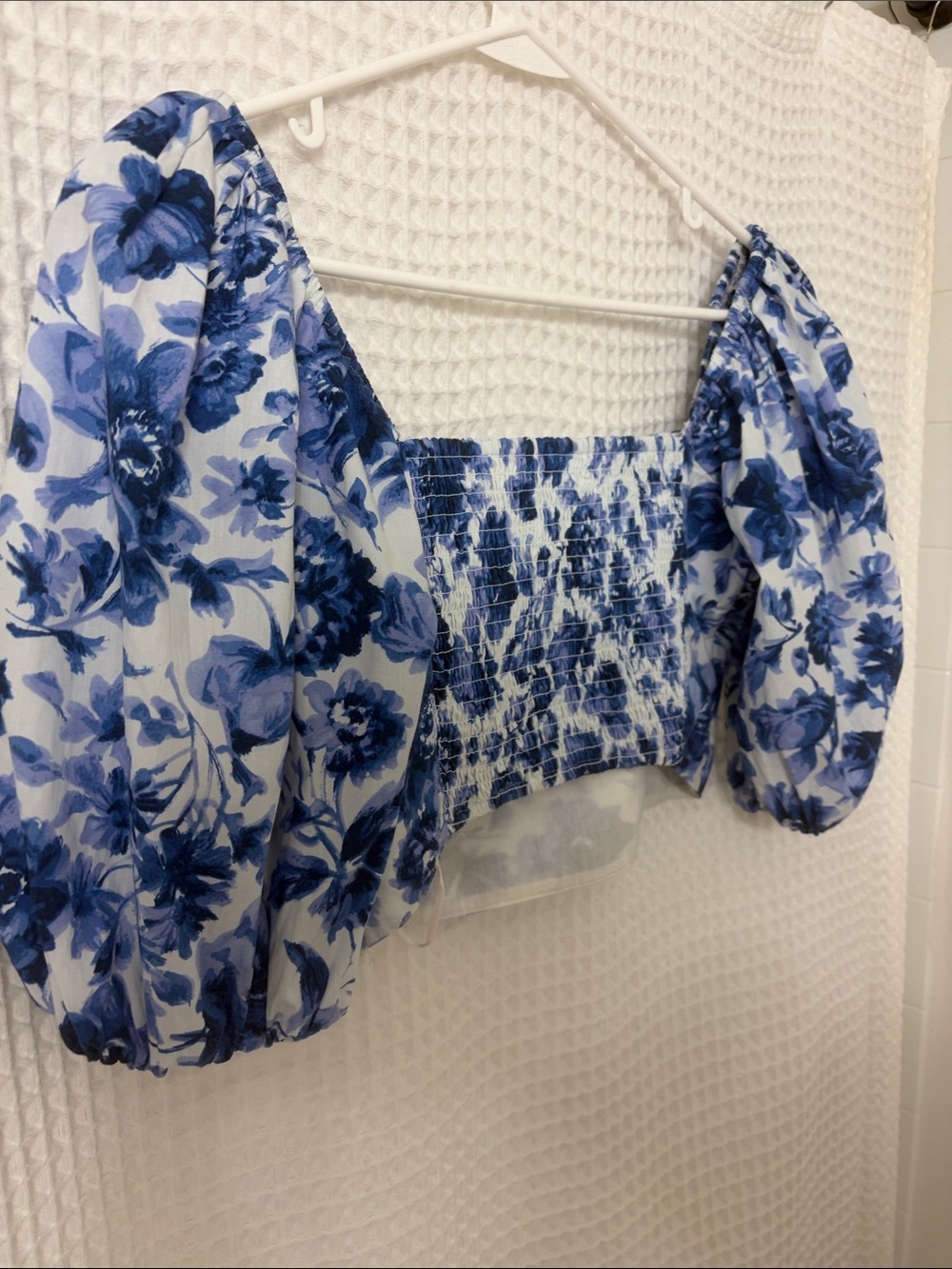 Abercrombie & Fitch Emerson Blue White Floral Crop Smocked Puff Sleeve Top Small - Picture 9 of 9